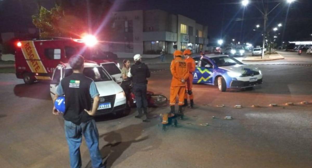 Acidente entre carro e motoneta é registrado em rotatória