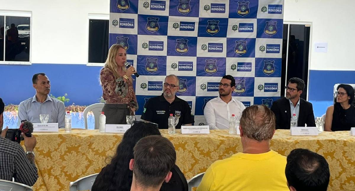 Ieda Chaves acompanha entrega de novo micro-ônibus à Polícia Penal de Rondônia para escoltas