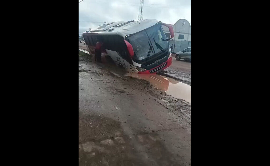 Ônibus cai em cratera no Cacau Pirêra e expõe abandono das vias em Iranduba