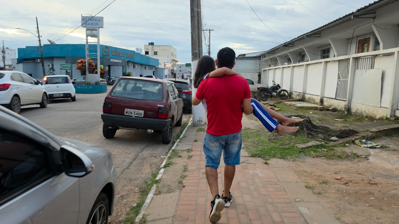 diz mãe de menina baleada por aluno escola do Acre