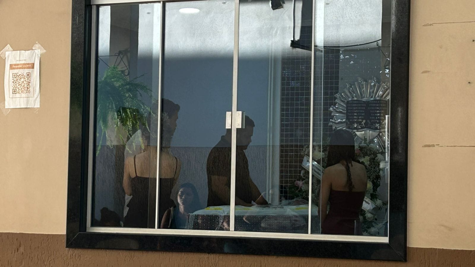 Corpo de Raquel Feitosa é velado na Capela São João Batista com presença de familiares e amigos