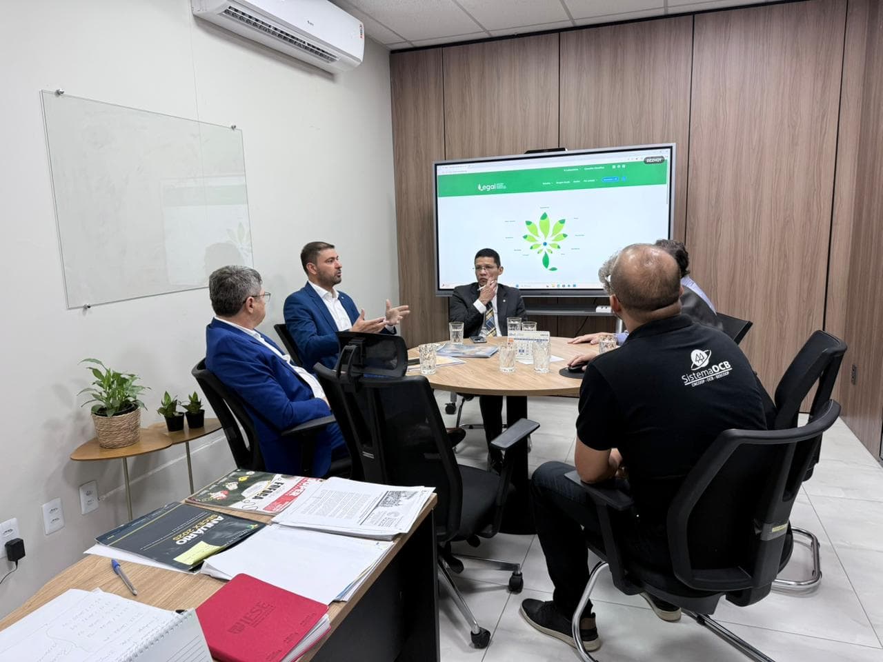 Projeto LEGAL apresenta relatório sobre atuação do Legislativo acreano ao presidente da Aleac durante reunião no TCE-AC