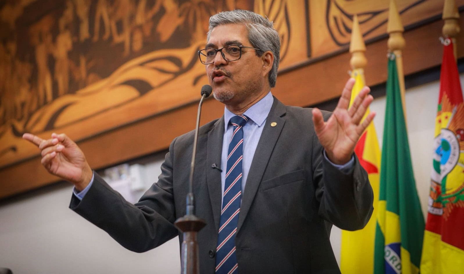 Edvaldo Magalhães questiona relação do Banco Master com consignados e cartão Avancard no Acre