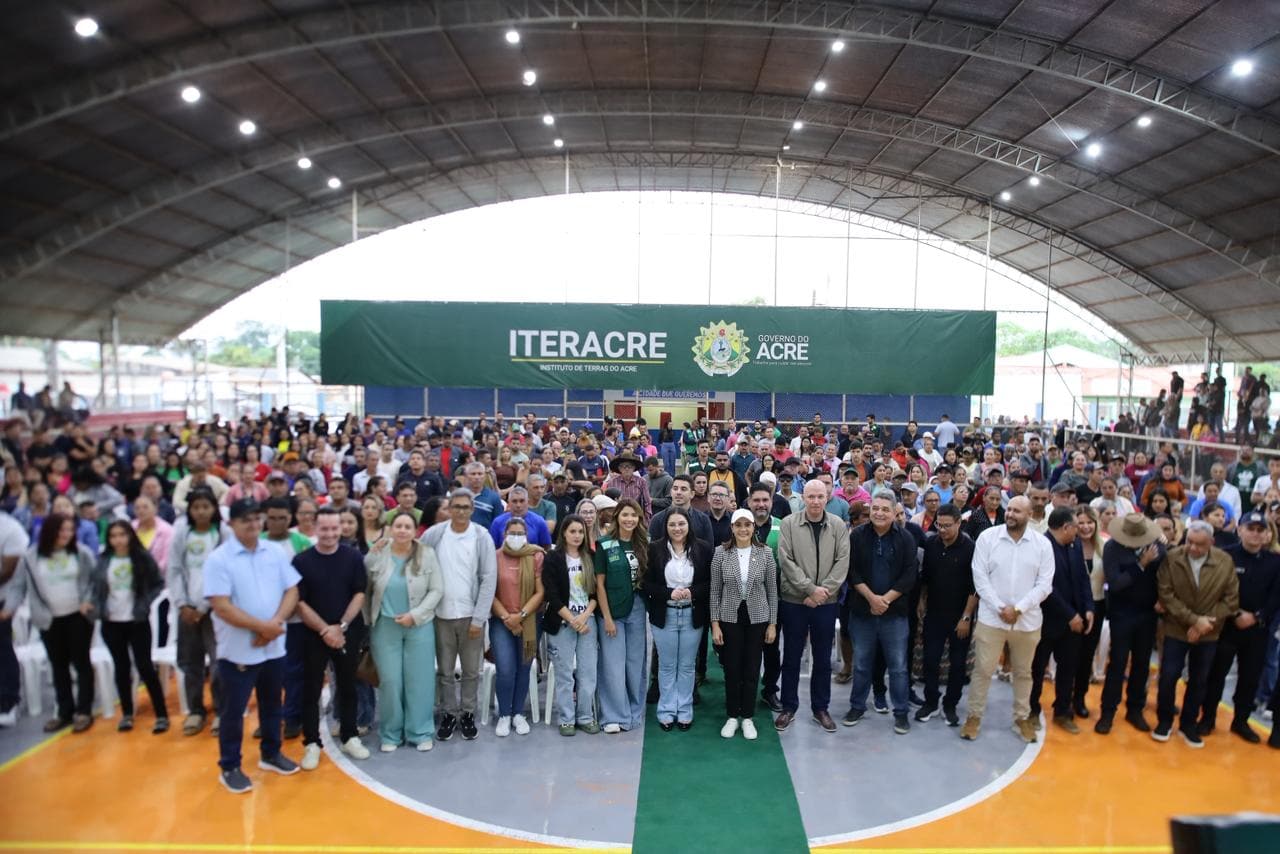 Mailza Assis entrega títulos definitivos e reforça ações de regularização fundiária em Sena