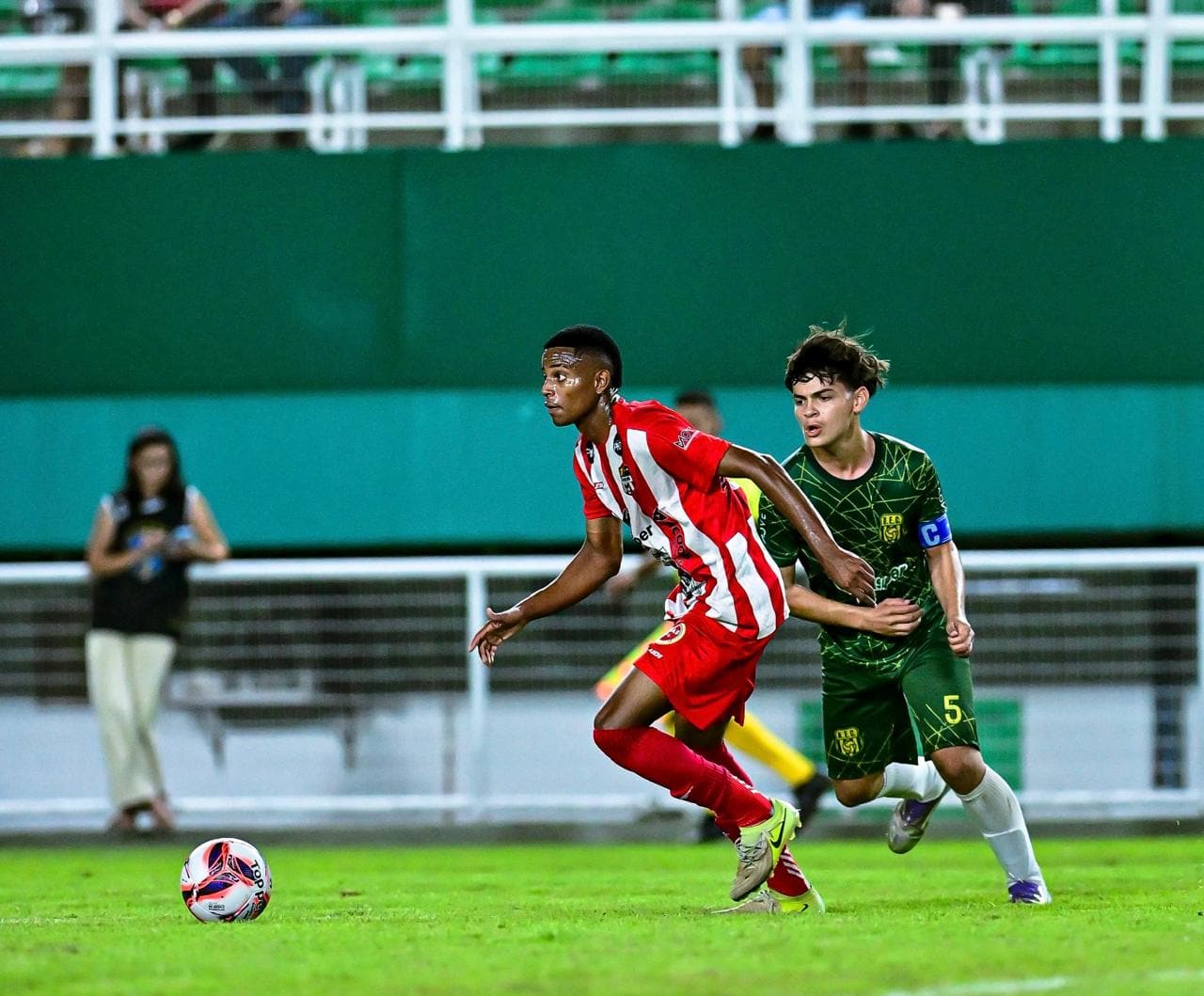 Santa Cruz derrota o Andirá e mantém na liderança do Campeonato Estadual