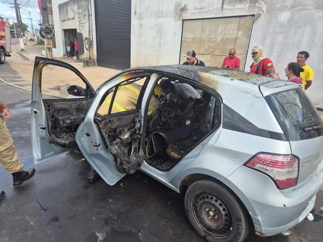 Carro sofre princípio de incêndio em Cruzeiro do Sul