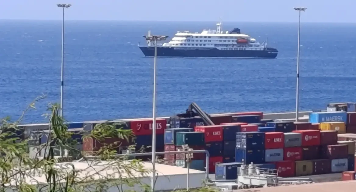 Passageiros começam a deixar navio após surto de hantavírus matar três pessoas