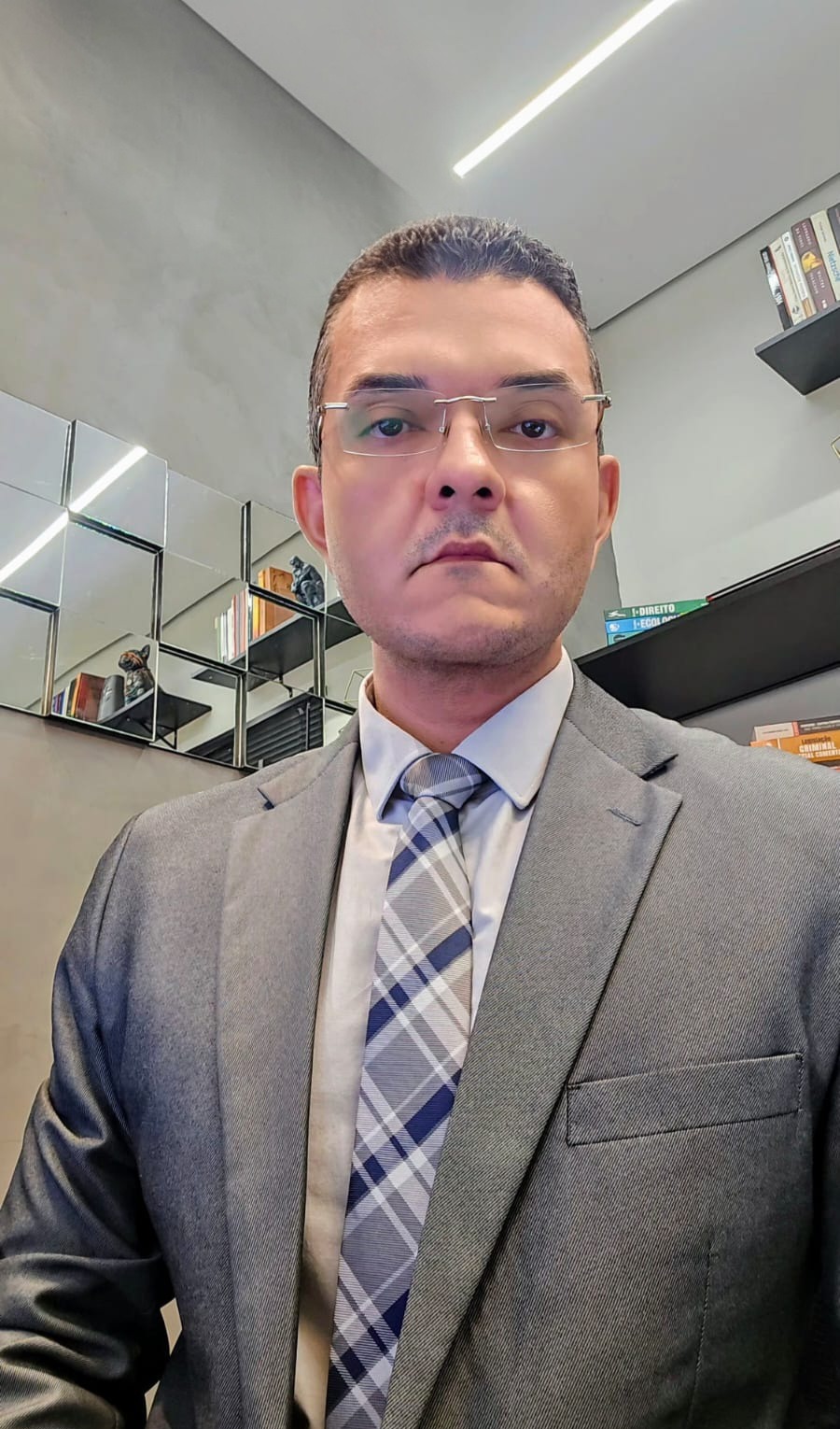 o menino, a arma e o corredor