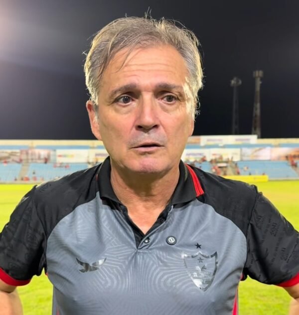 Luís Carlos Winck estreia com classificação e elogia legado no Águia