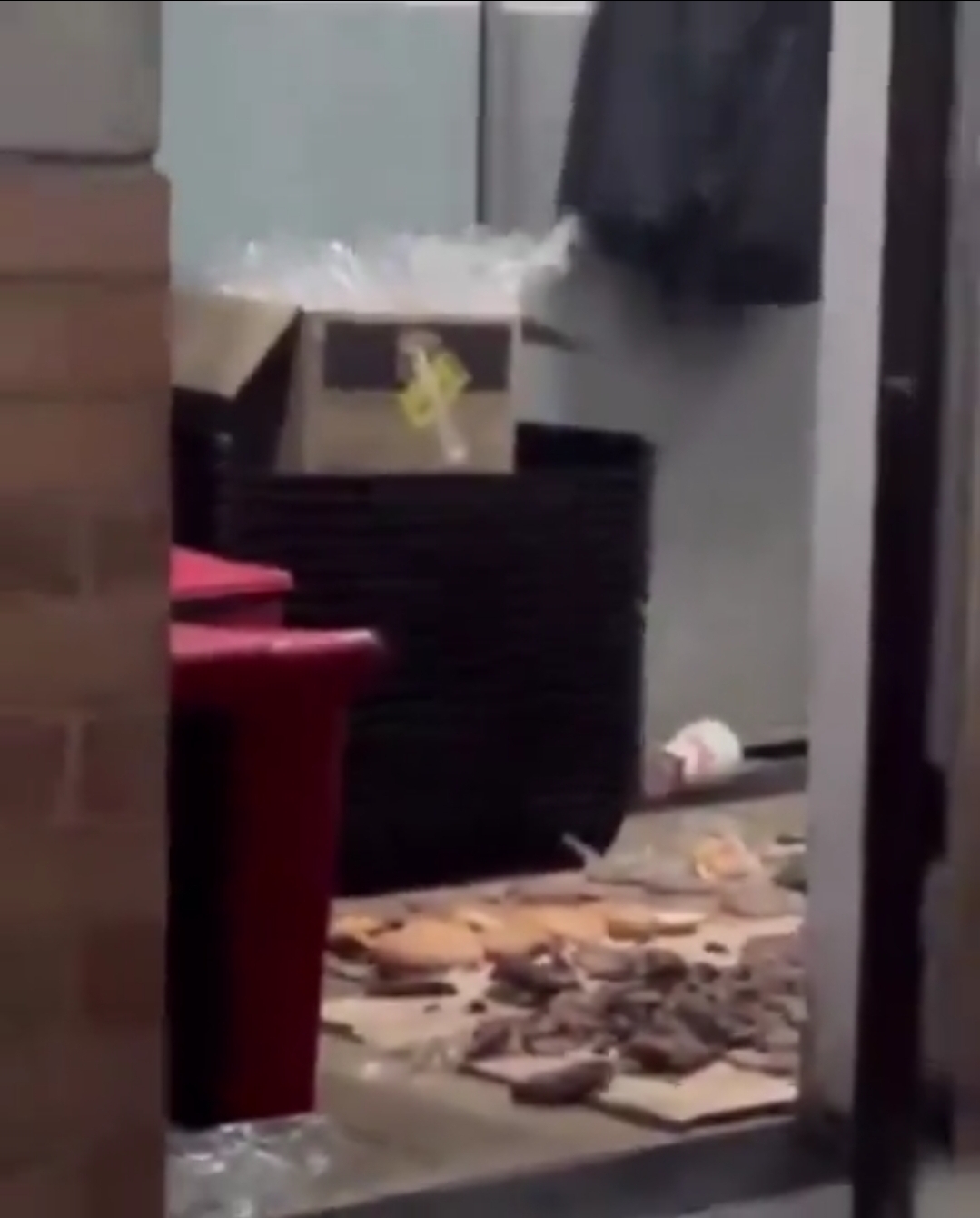 Motorista flagra comida espalhada no chão de rede de fast-food em Nazaré; veja