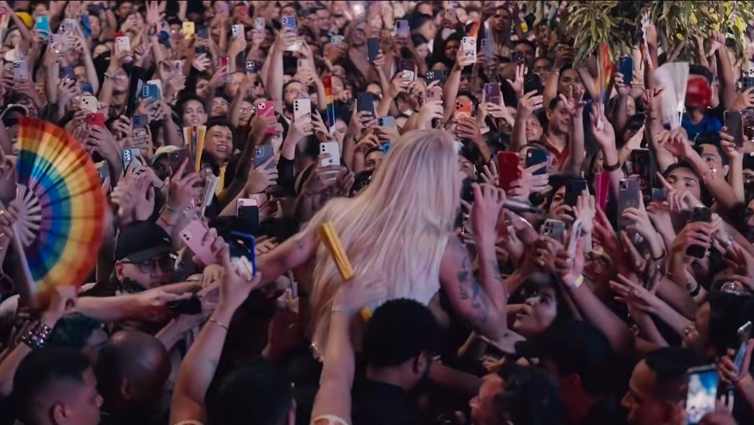 Pabllo Vittar celebra 10 anos de carreira com show gratuito e praça lotada em Belém