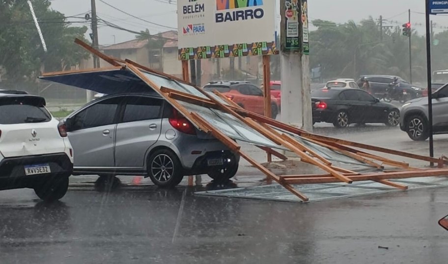 Durante temporal, placa de publicidade desaba e atinge carro em movimento na Augusto Montenegro