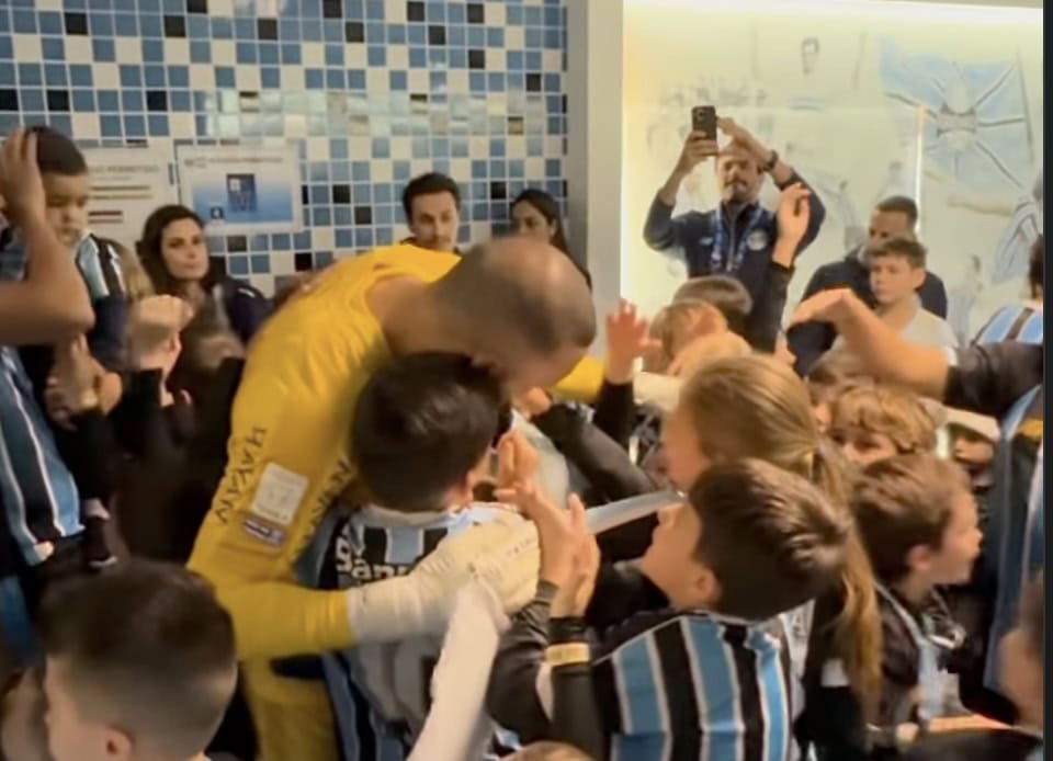 Convocado para Copa, goleiro acreano é recepcionado por crianças na Arena do Grêmio