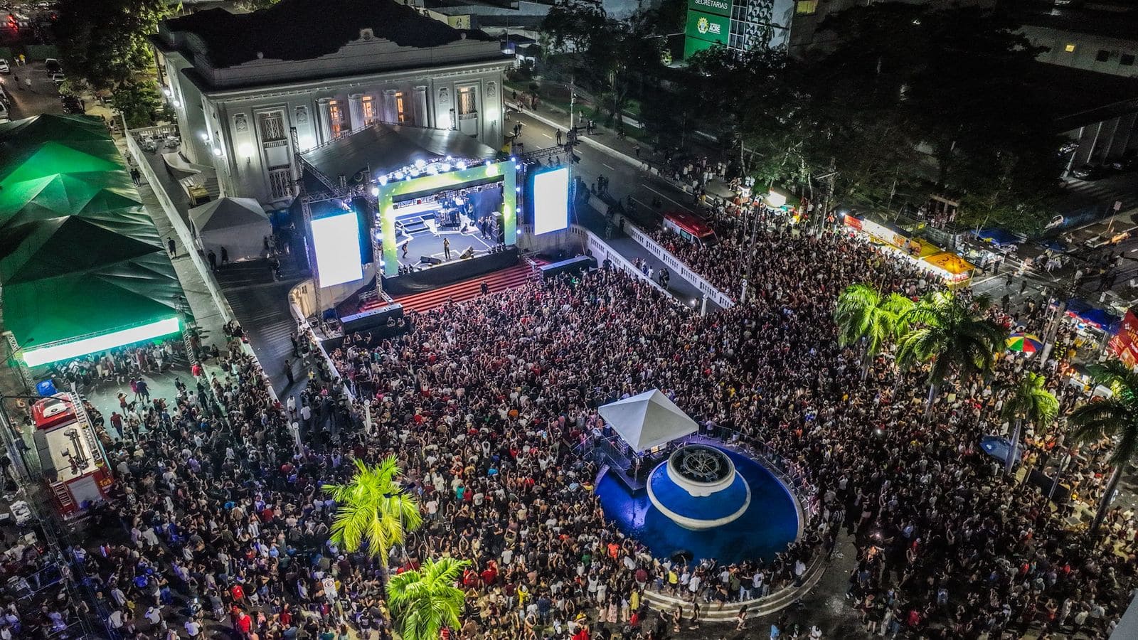 Tierry reúne multidão em frente ao Palácio Rio Branco na festa do trabalhador