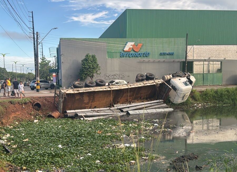 Carreta carregada com materiais de ferro tomba dentro de canal na Areinha