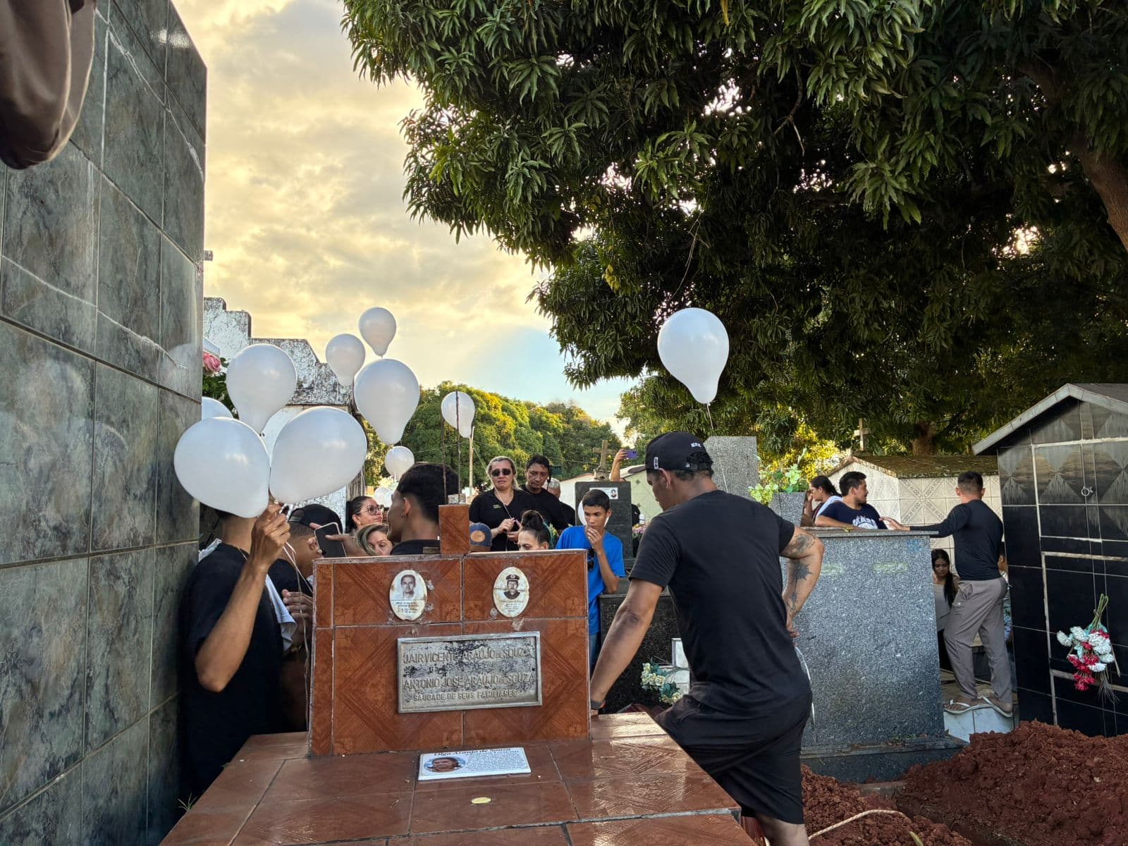 Sob forte comoção, família e amigos se despedem de Alzenir Pereira, morta em ataque a escola no Acre