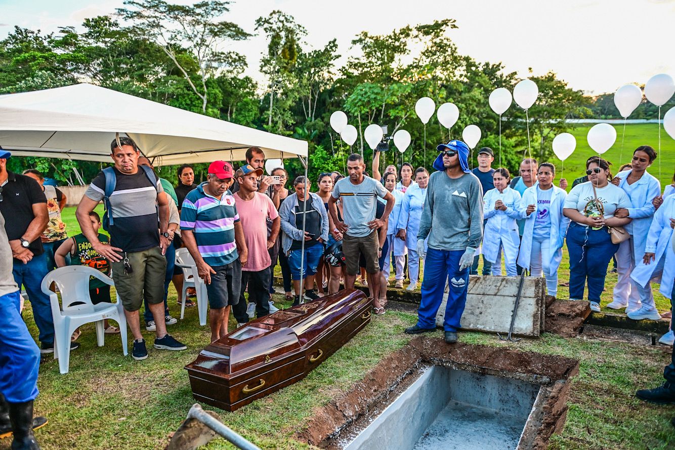 Familiares de Raquel fazem apelo a políticos do Acre durante sepultamento