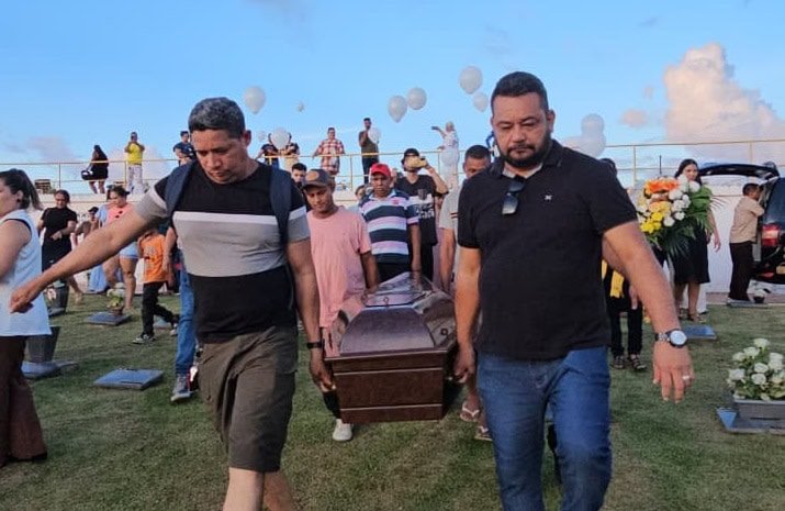 Sob aplausos e homenagens, corpo de Raquel Sales é sepultado após ataque em escola de Rio Branco