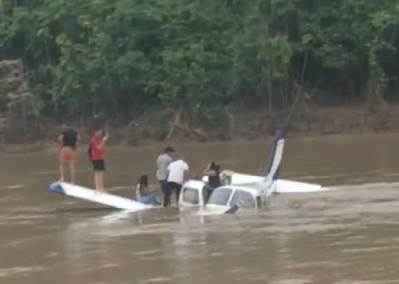 Urgente: avião de pequeno porte cai em rio no interior do Acre; VÍDEO