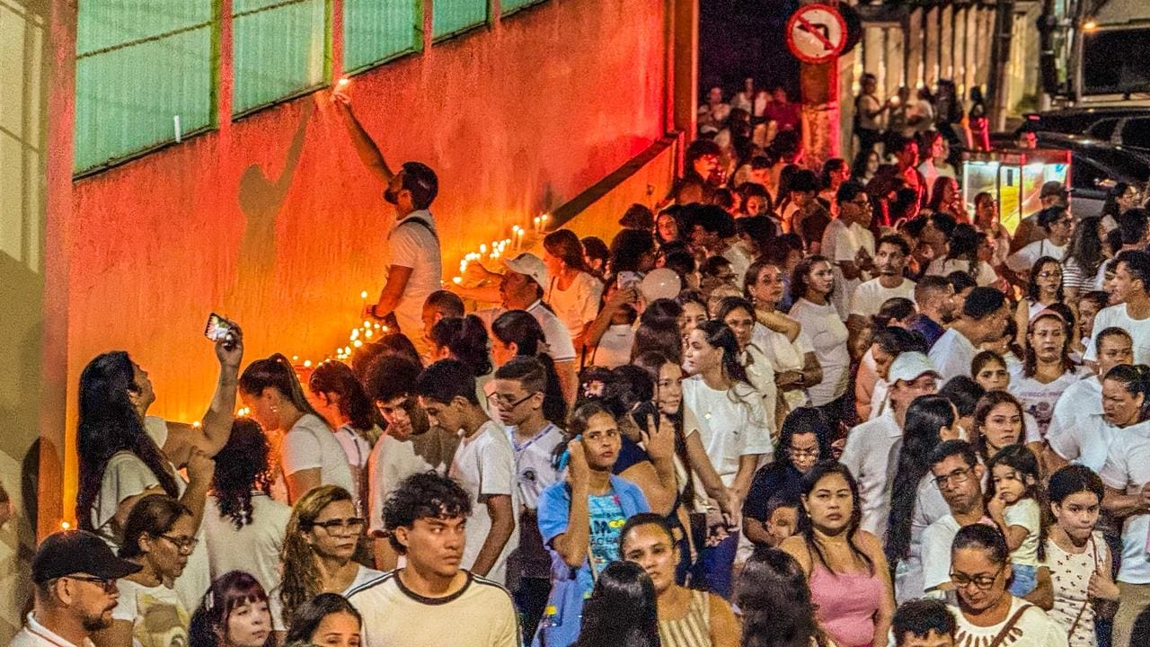 Multidão clama por paz e justiça em caminhada que homenageou vítimas do Instituto São José