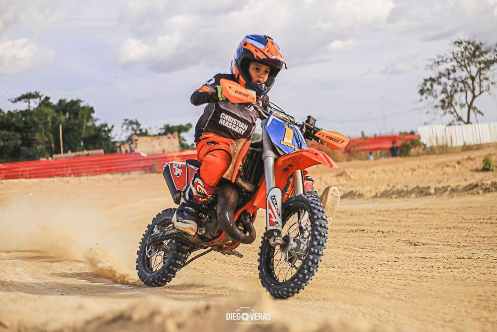 Piloto roraimense de 8 anos disputa etapa do Brasileiro de Motocross em Cuiabá
