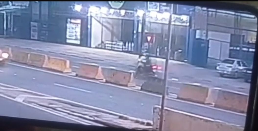 Ciclista fica ferido após colisão com motocicleta na Avenida Venezuela; veja vídeo