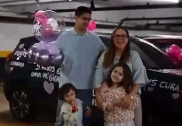 Vídeo: menina comemora ao lado da família última sessão de quimioterapia e emociona web