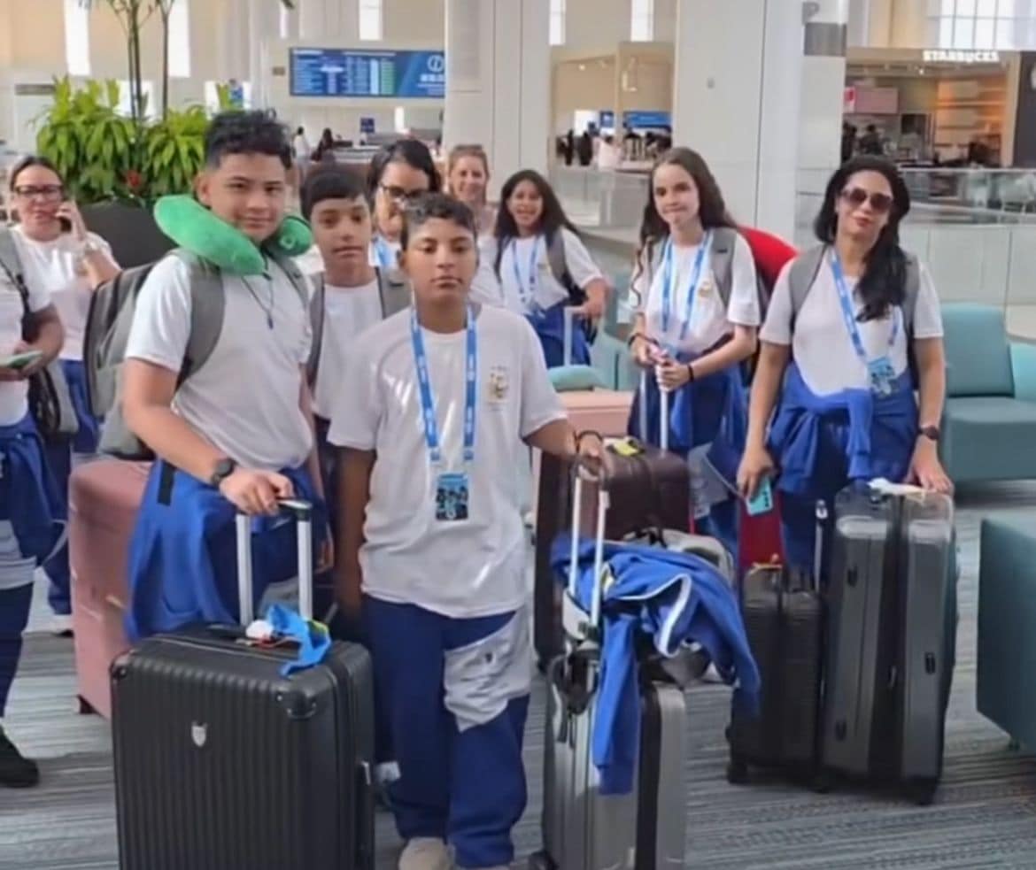 Alunos da rede municipal de Rio Branco chegam nos Estados Unidos para visita à Disney e a NASA
