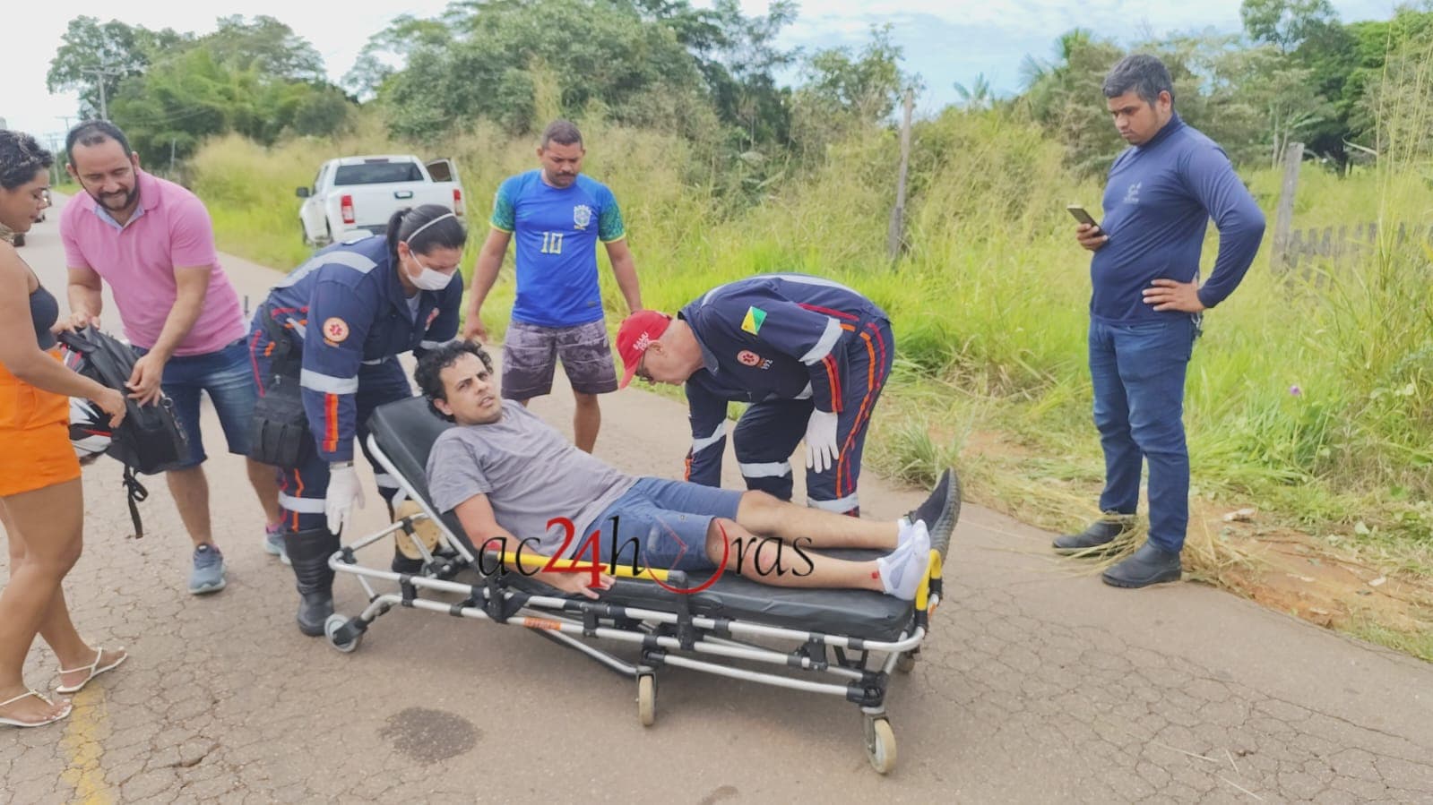 Motociclista fica ferido em colisão com duas caminhonetes na AC-10