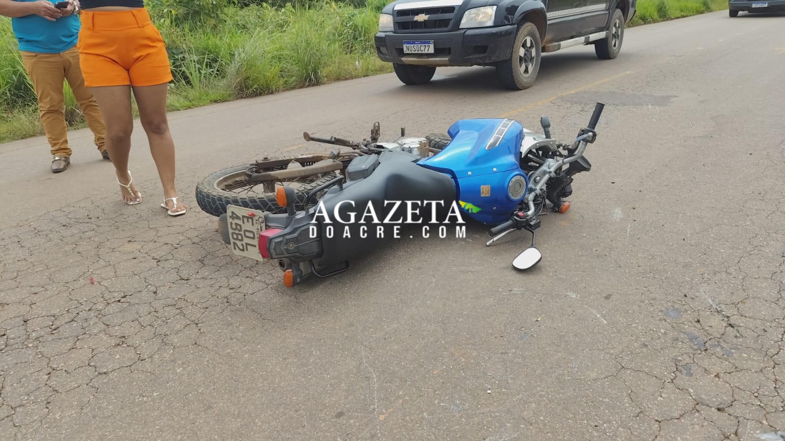 Colisão entre motocicleta e duas caminhonetes deixa homem ferido AC-10