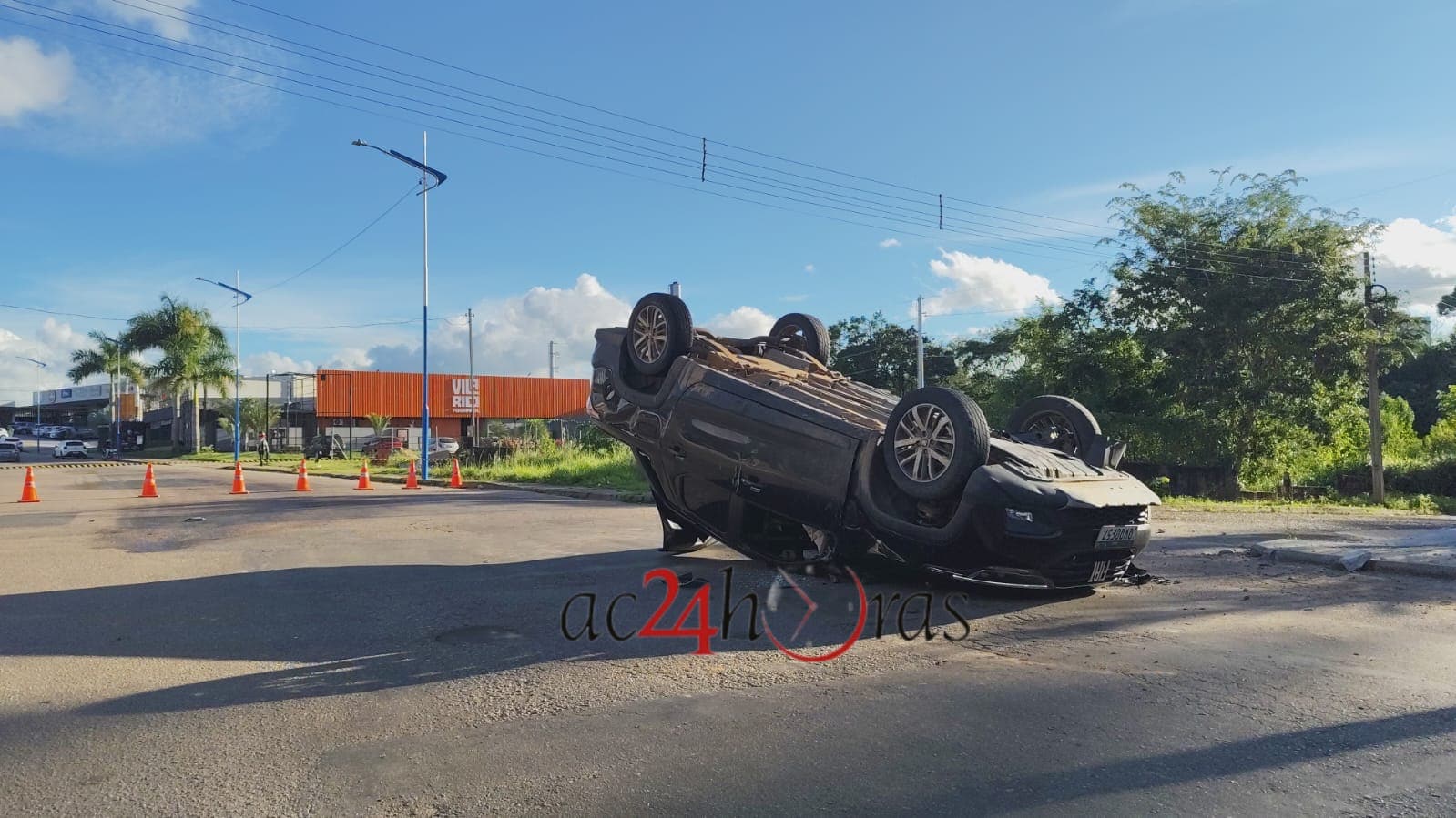 Motorista colide contra poste e capota carro em Rio Branco