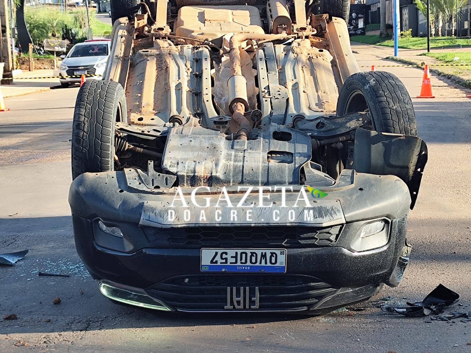 Motorista perde o controle, atinge poste e veículo capota em frente à Defensoria Pública