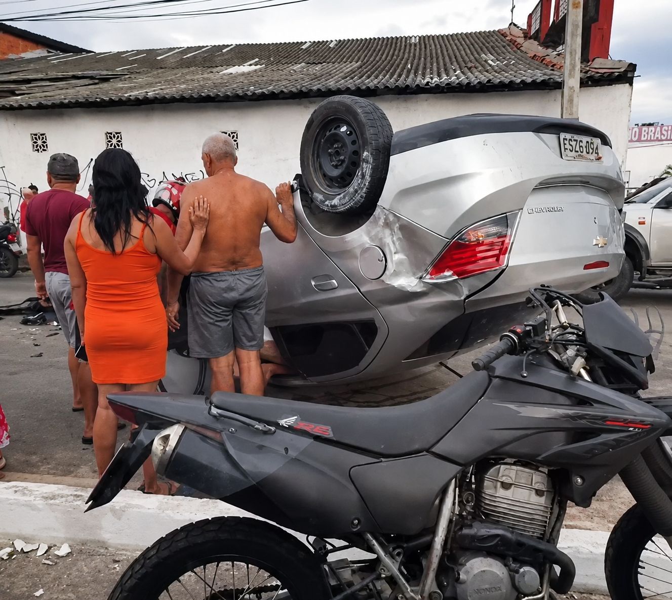 Vídeo: grave acidente entre dois carros deixa veículo capotado no Anil, em São Luís
