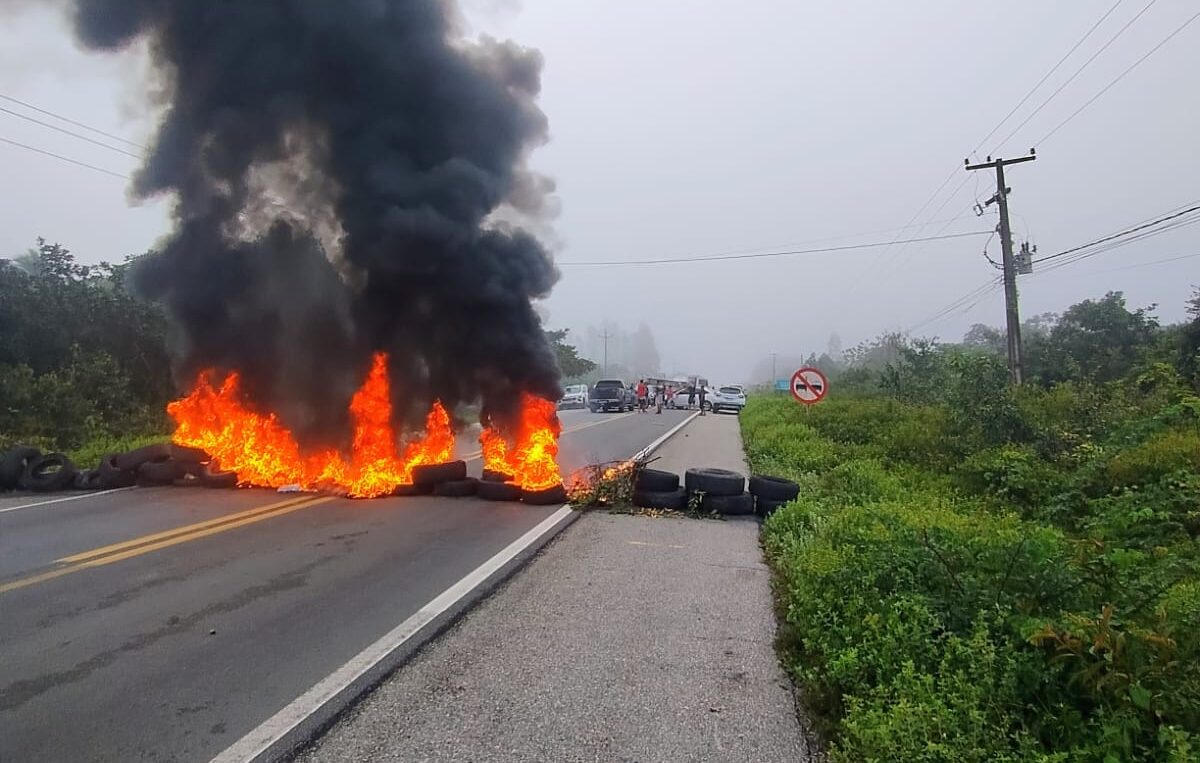 Manifestantes bloqueiam BR-402, que dá acesso aos Lençóis Maranhenses, por melhorias na via