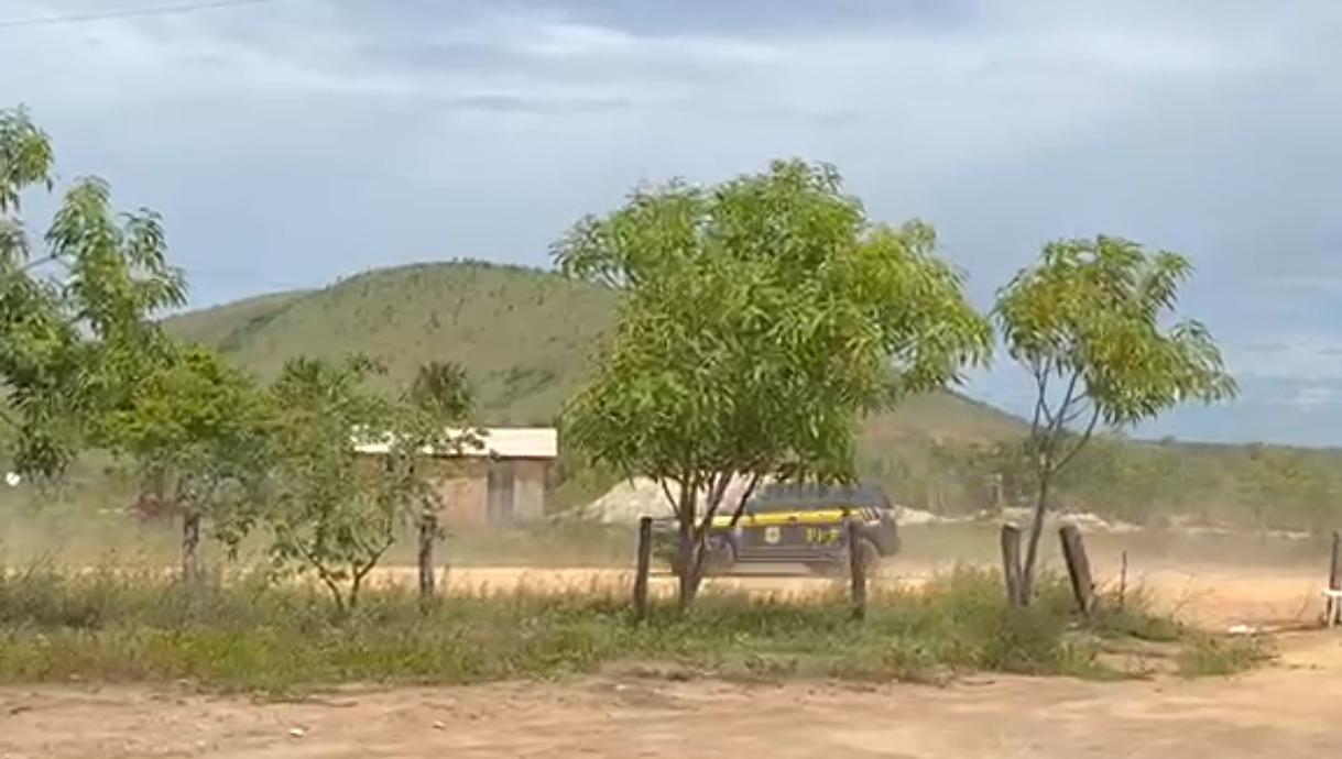 Indígenas armados com arco e flecha perseguem viaturas da PRF em área de garimpo ilegal