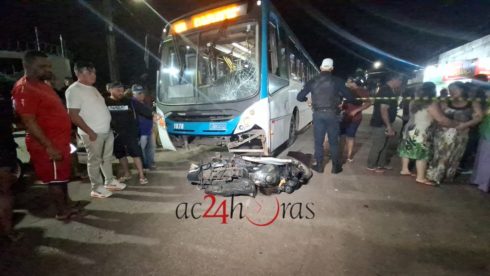 Colisão entre ônibus e motocicleta deixa entregador morto no Novo Esperança