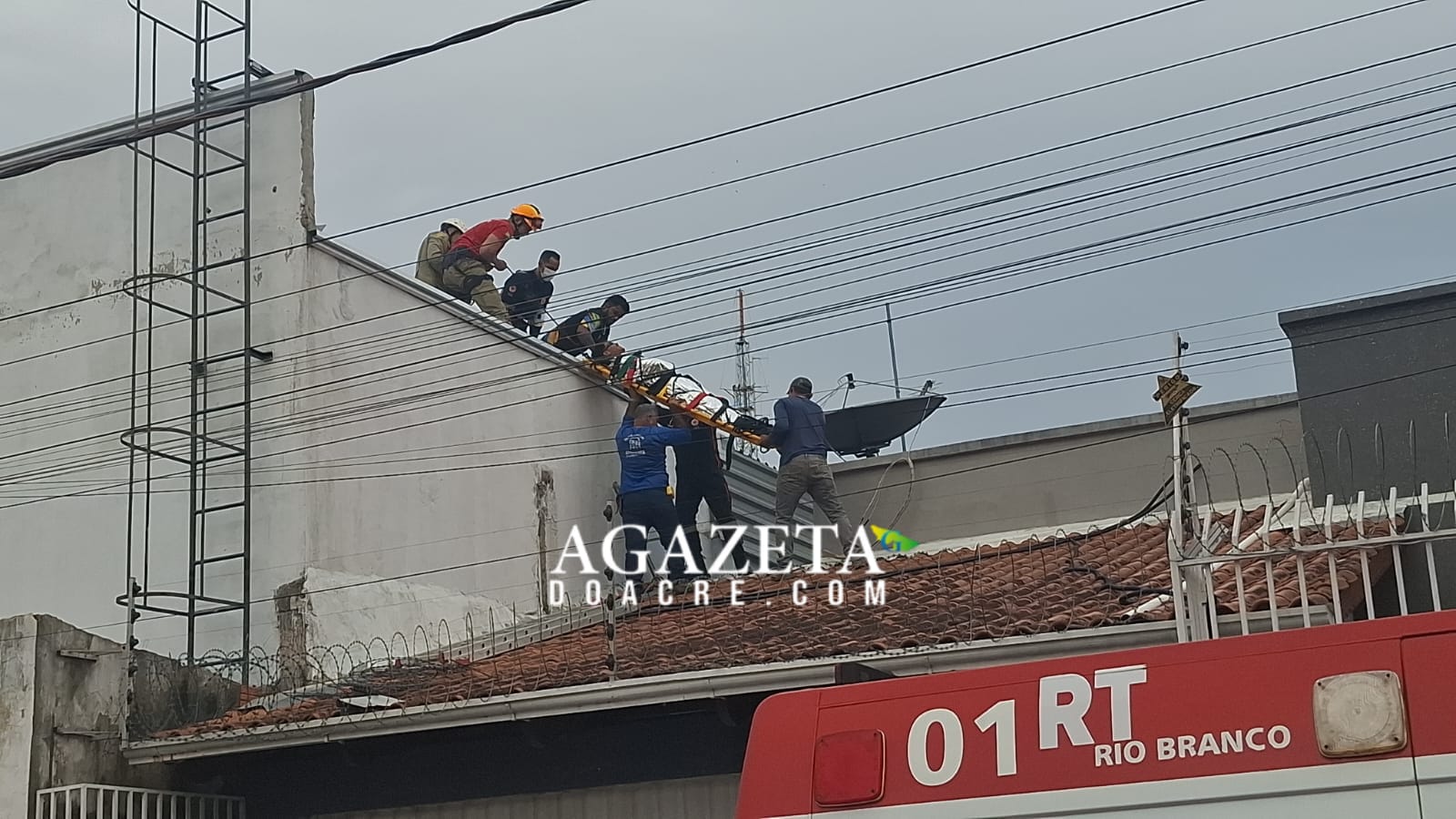 Trabalhador sofre descarga elétrica ao instalar estrutura em prédio comercial de Rio Branco