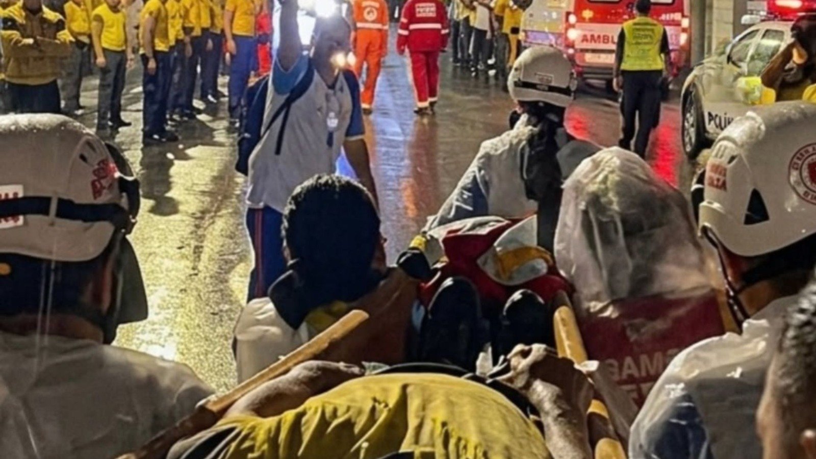 Trio elétrico encosta em fio de alta tensão e uma pessoa fica ferida durante Procissão Luminosa em Belém