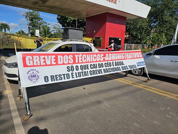 Servidores da Ufac fecham portões em protesto e cobram cumprimento de acordo com governo federal