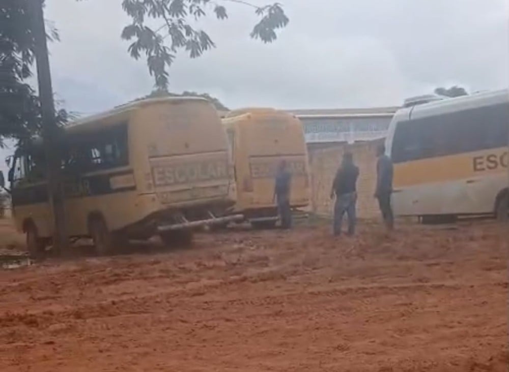 Pais denunciam suspensão do ônibus escolar no João de Barro durante período chuvoso devido às condições das ruas