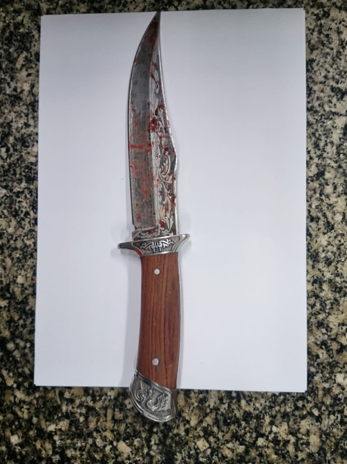 Tatuador é esfaqueado no rosto com o próprio punhal durante briga em bar
