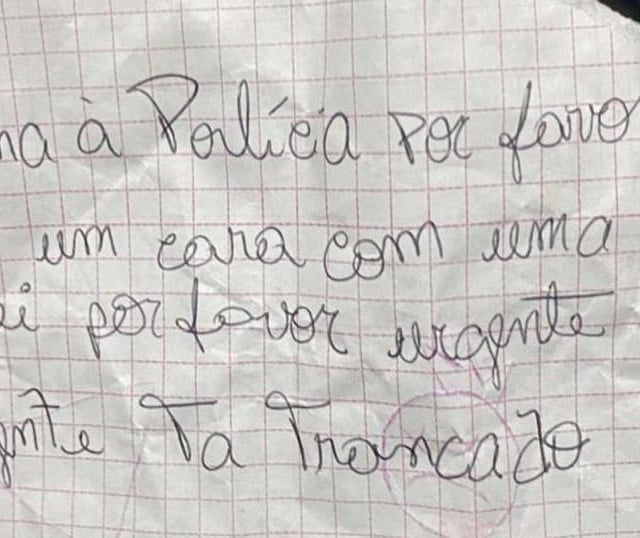 Bilhete com pedido de socorro ajuda polícia a resgatar mulher grávida e filhos que estavam em cárcere privado