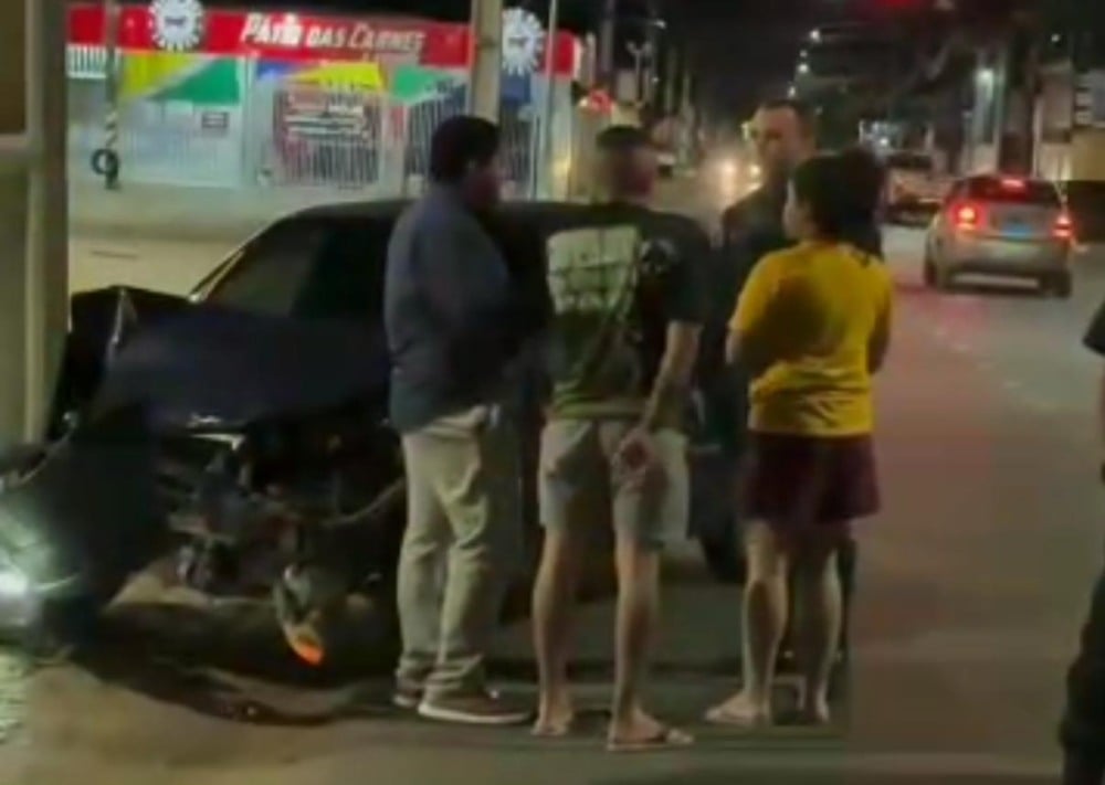 Motorista bêbado bate em poste e acaba contido por PM à paisana; Veja vídeo