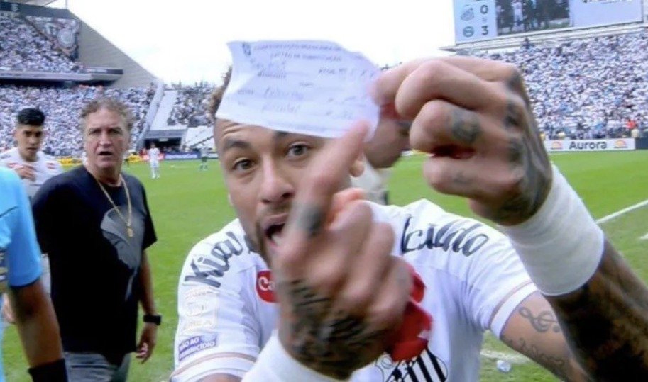 Erro de arbitragem em substituição revolta Neymar durante derrota do Santos