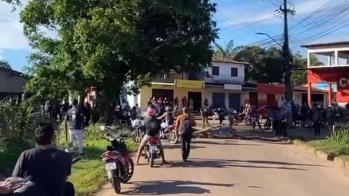 Moradores do Andiroba estão há 24 horas em protesto por falta de linha de ônibus desativada há seis anos