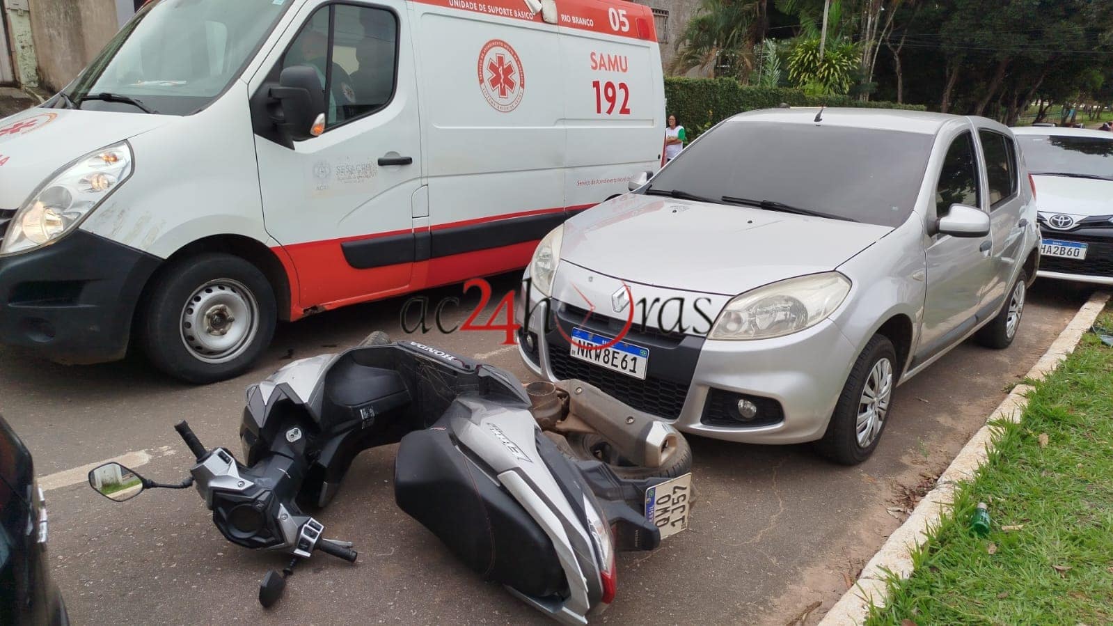 Idoso sofre mal súbito ao volante, atinge veículos estacionados e tomba carro