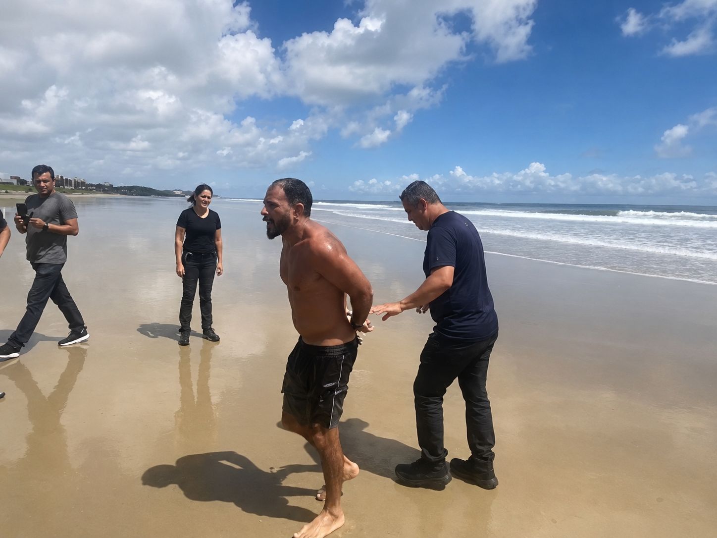 Vídeo: homem é preso por tráfico de drogas enquanto surfava na Praia do Olho d’Água em São Luís