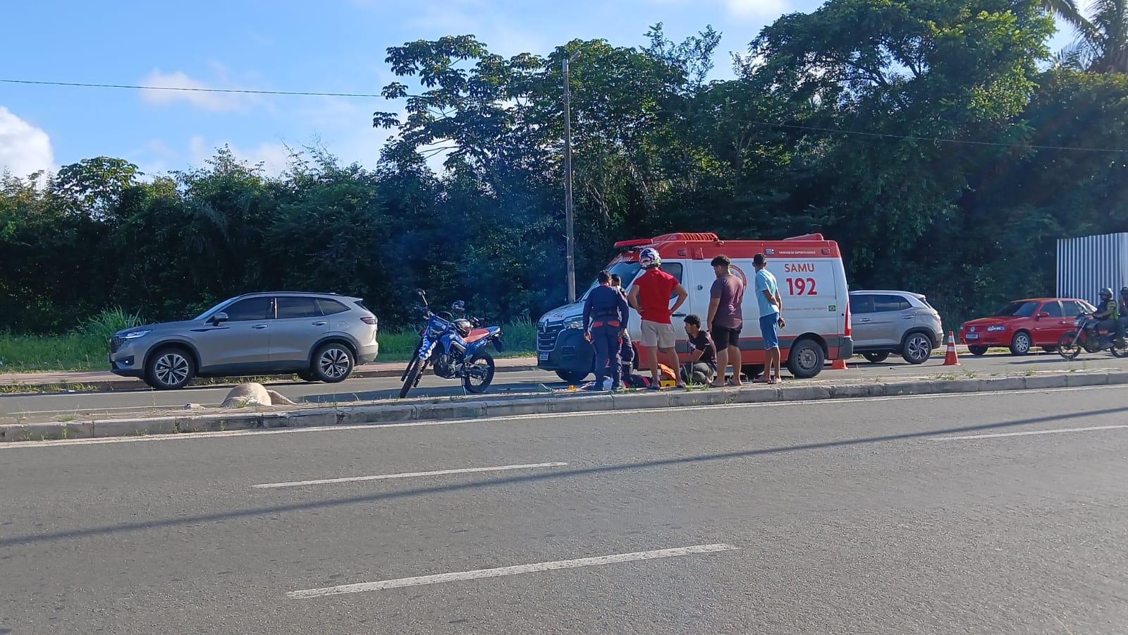 Colisão entre motocicleta e jumento no Araçagy deixa animal morto e dois feridos