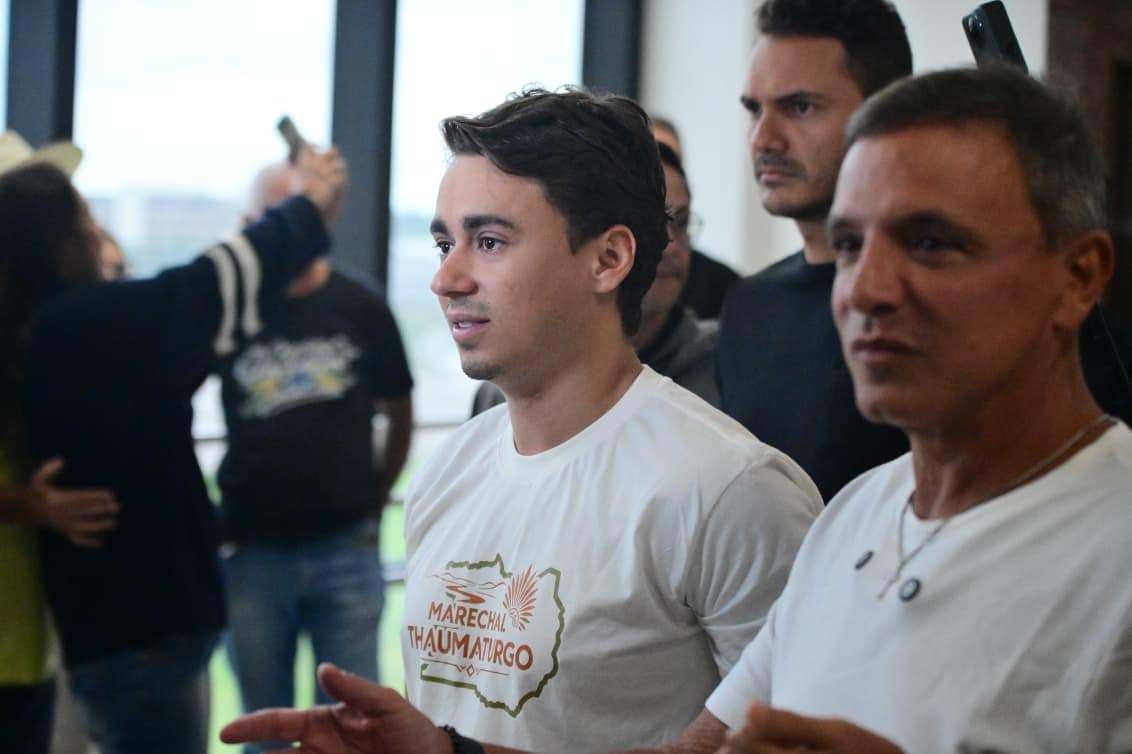 VÍDEO: Nikolas Ferreira chega a evento em Rio Branco e evita falar com a imprensa