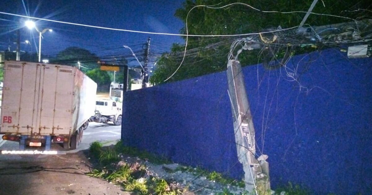 Motorista de caminhão que atingiu poste na zona leste é autuado